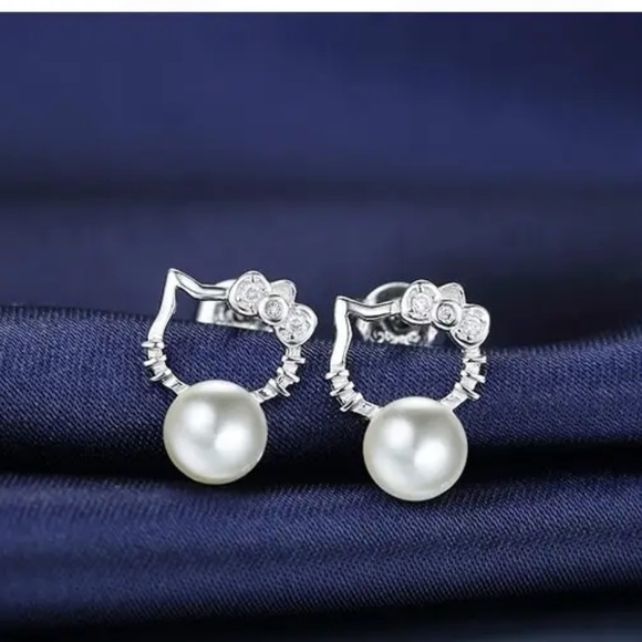 Hello Kitty Crystal PEARL STUD Earrings with Gift Bag - Picture 2 of 8